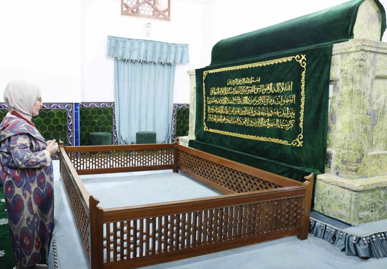 Emine Erdoğan, Türkistan’da Hoca Ahmet Yesevi Türbesi’ni ziyaret etti