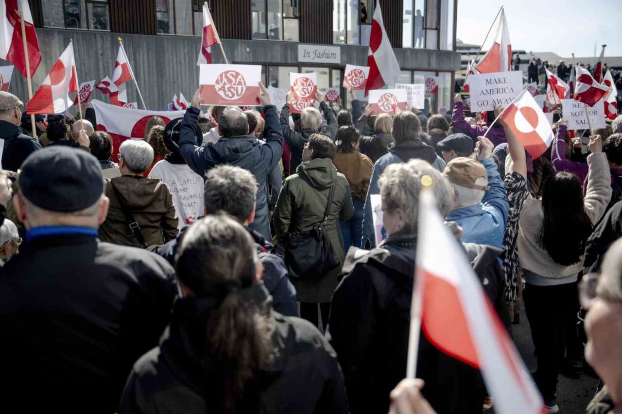 Grönland’daki yeni ABD konsolosluğu önünde protesto
