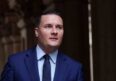 İngiltere’de istifa eden eski bakandan Başbakan Starmer ile rekabet çağrısı