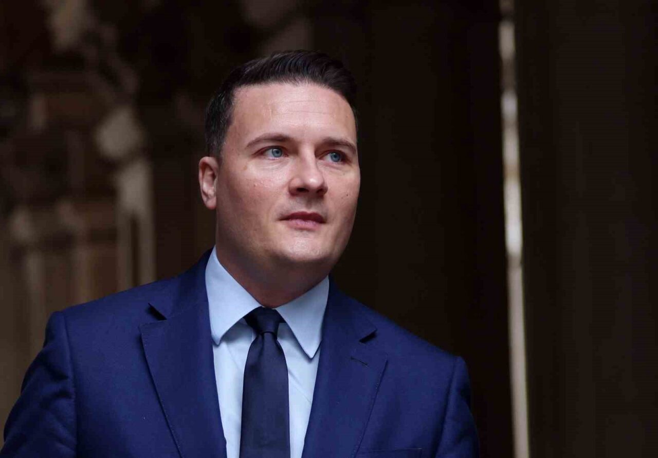 İngiltere’de istifa eden eski bakandan Başbakan Starmer ile rekabet çağrısı