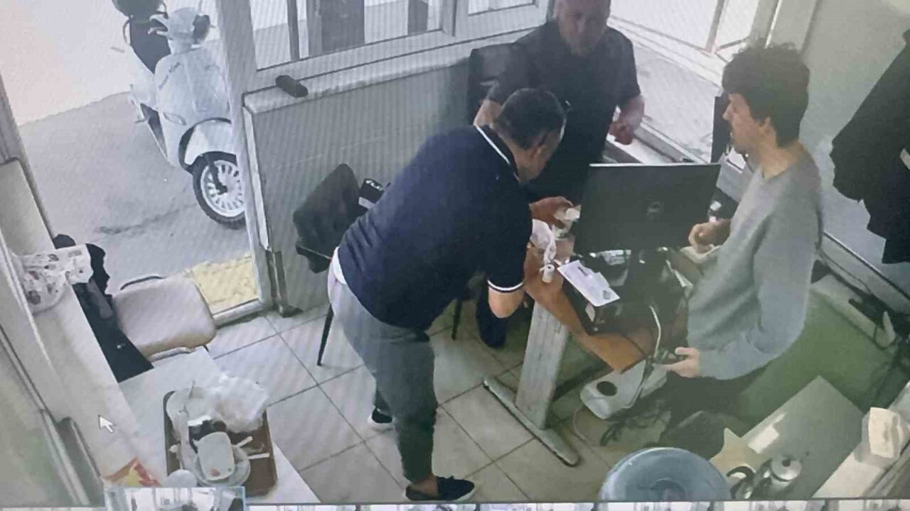 İnternetten öğrendiği Heimlich manevrasıyla arkadaşını hayata tutundurdu