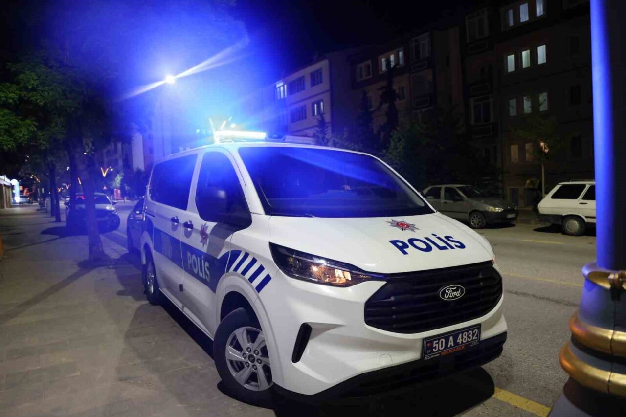 Nevşehir’de ambulans çağrılan evdeki bıçaklı kavgada sağlık personeli mahsur kaldı