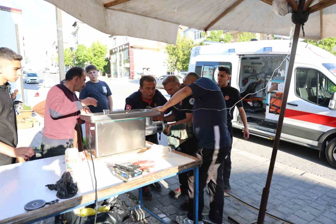 Nevşehir’de parmağı kıyma makinesine sıkışan esnafı itfaiye kurtardı
