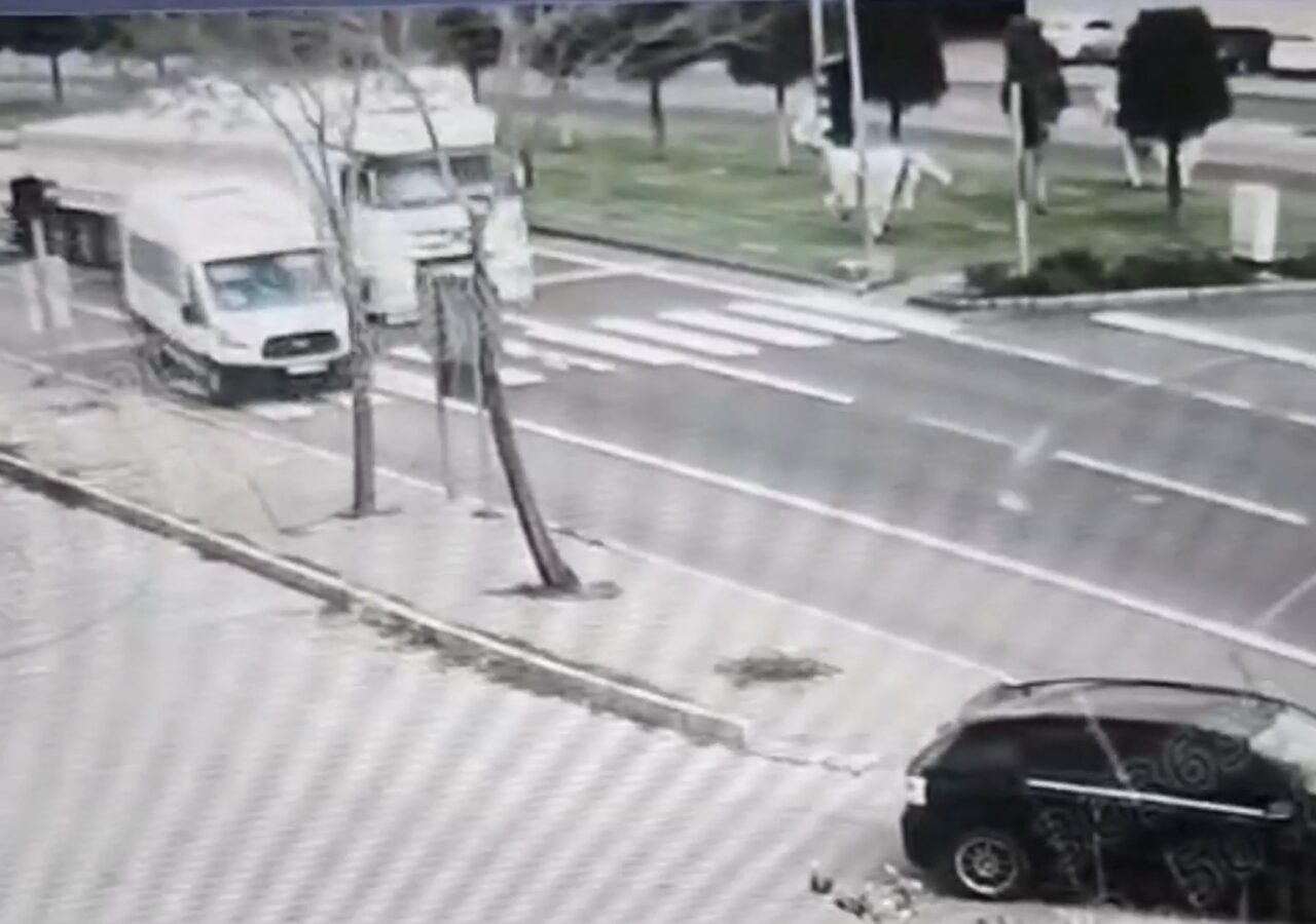 Nevşehir’de tırın öğrenci servisleriyle tehlikeli manevrası kamerada