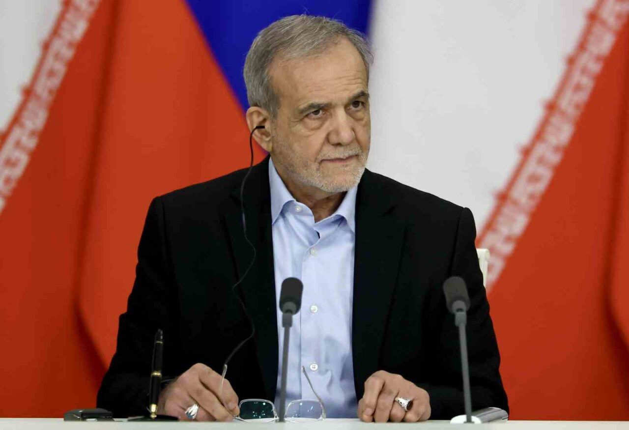 Pezeşkiyan: “Hiçbir toplum büyük zorlukları sıkıntı çekmeden aşamaz”