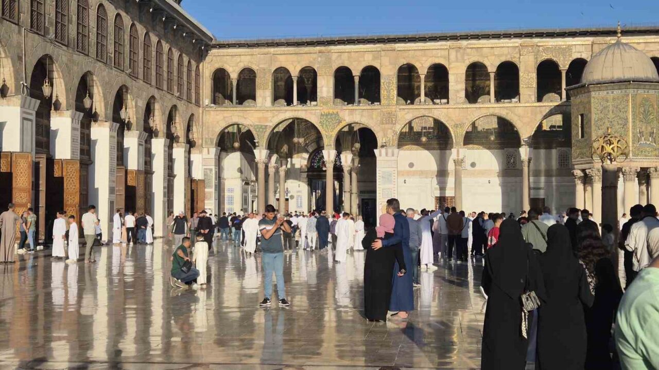 Suriye’de binlerce kişi tarihi Emevi Camii’nde bayram namazı kıldı