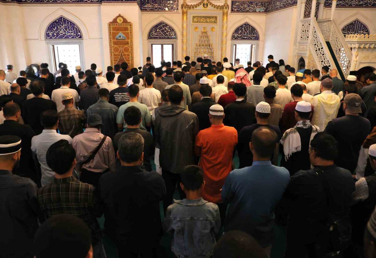 Tokyo Camii’nde bayram namazı yoğun katılım nedeniyle 3 kez kılındı