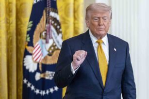 Trump: “İran’da zenginleştirilmiş uranyuma yaklaşanı havaya uçururuz”