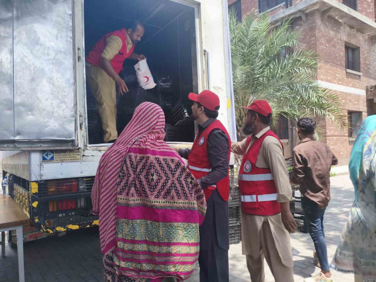 Türk Kızılay’ı Pakistan’da kurban hisse dağıtımına başladı