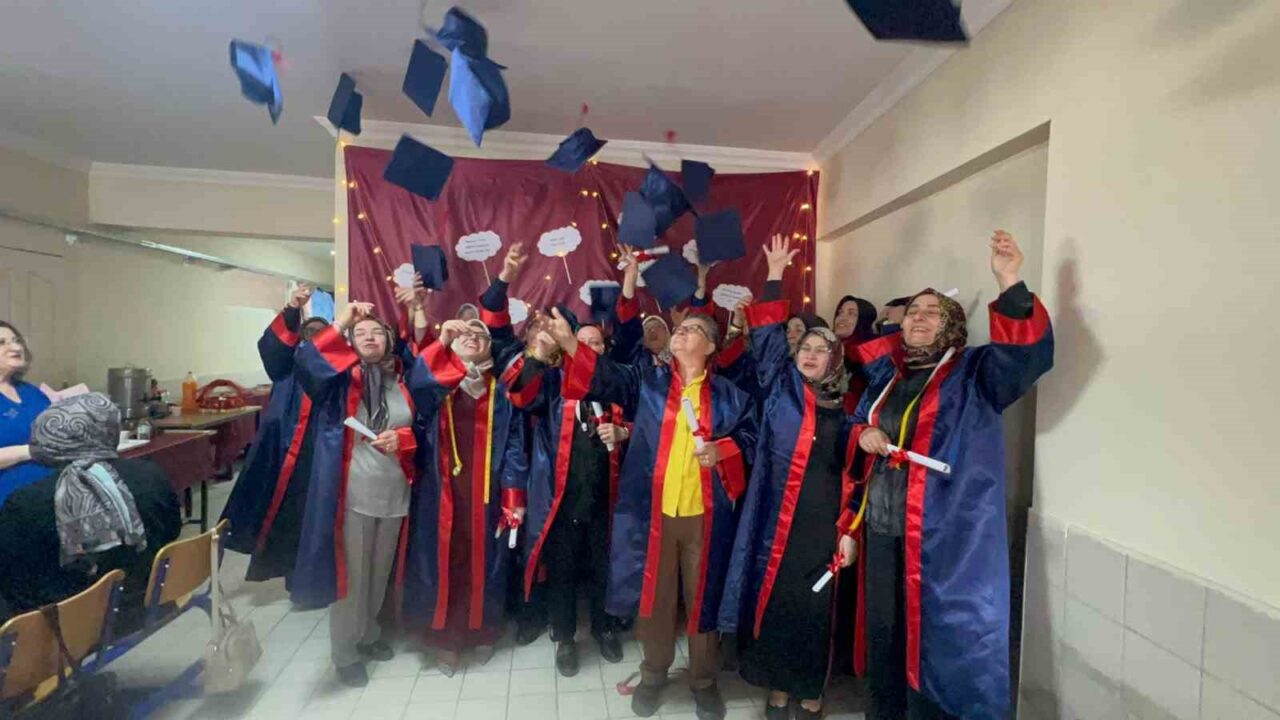 Yıllar sonra gelen mezuniyet sevinci: İçlerinde kalan ukdeleri kep atarak attılar