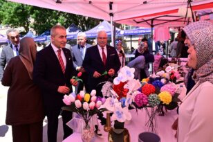 Valimiz Sayın Hüseyin Kök, Merkez Halk Eğitim Merkezi ile 7 ilçe halk eğitim merkezinde 2025-2026 eğitim öğretim yılında hayat boyu öğrenme şenliği kapsamında açılan 636 kursta eğitim alan kursiyerlerin çalışmalarından oluşan sergiyi ziyaret ederek, yetkililerden bilgi aldı.