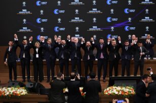 Rasim Arı AK Parti’ye Geri Döndü: Rozetini Erdoğan Taktı