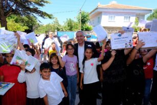 Başkan Erkan Çiftci, Karacaşar’da Karne Heyecanına Ortak Oldu