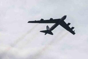 ABD’de B-52 bombardıman uçağı düştü