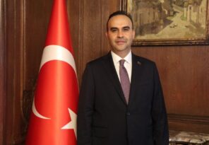 Bakan Kacır: “Fransa’daki 1 milyar doları aşan Türk yatırımları ve burada yaşayan 800 binden fazla vatandaşımız ülkelerimiz arasındaki bağları daha da zenginleştirmektedir”
