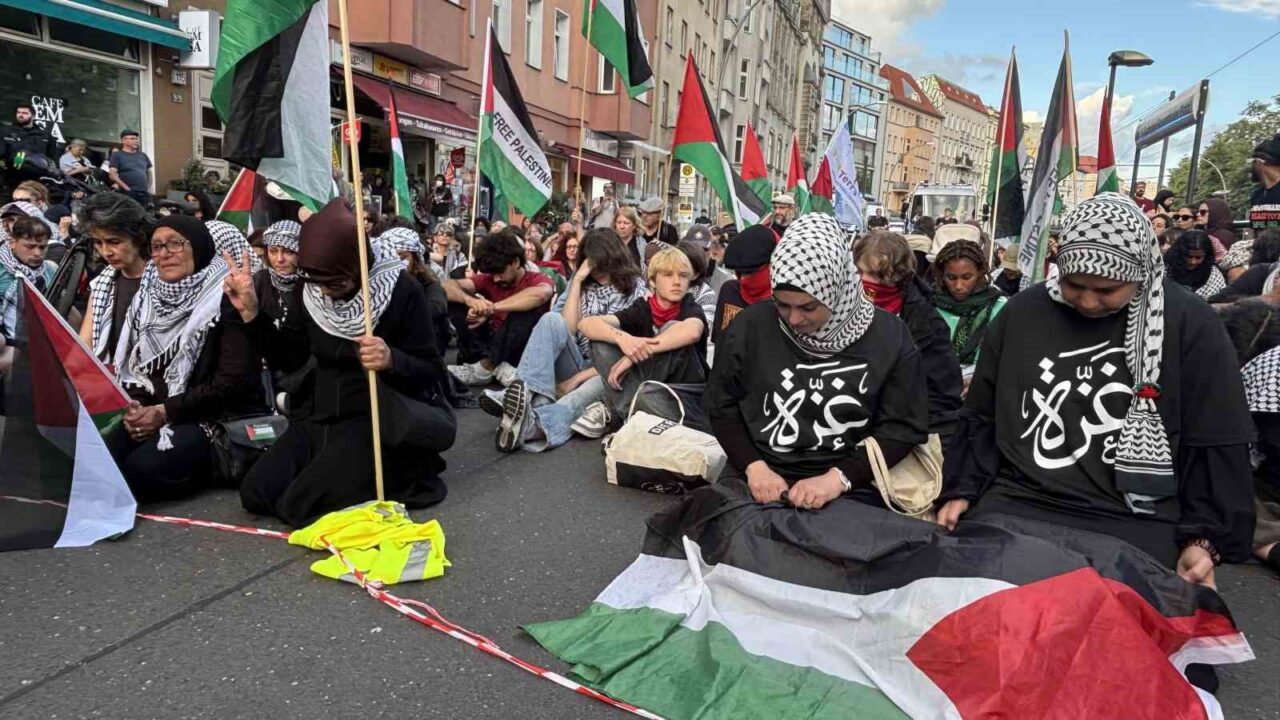 Berlin’deki Filistin gösterisinde polisten sert müdahale