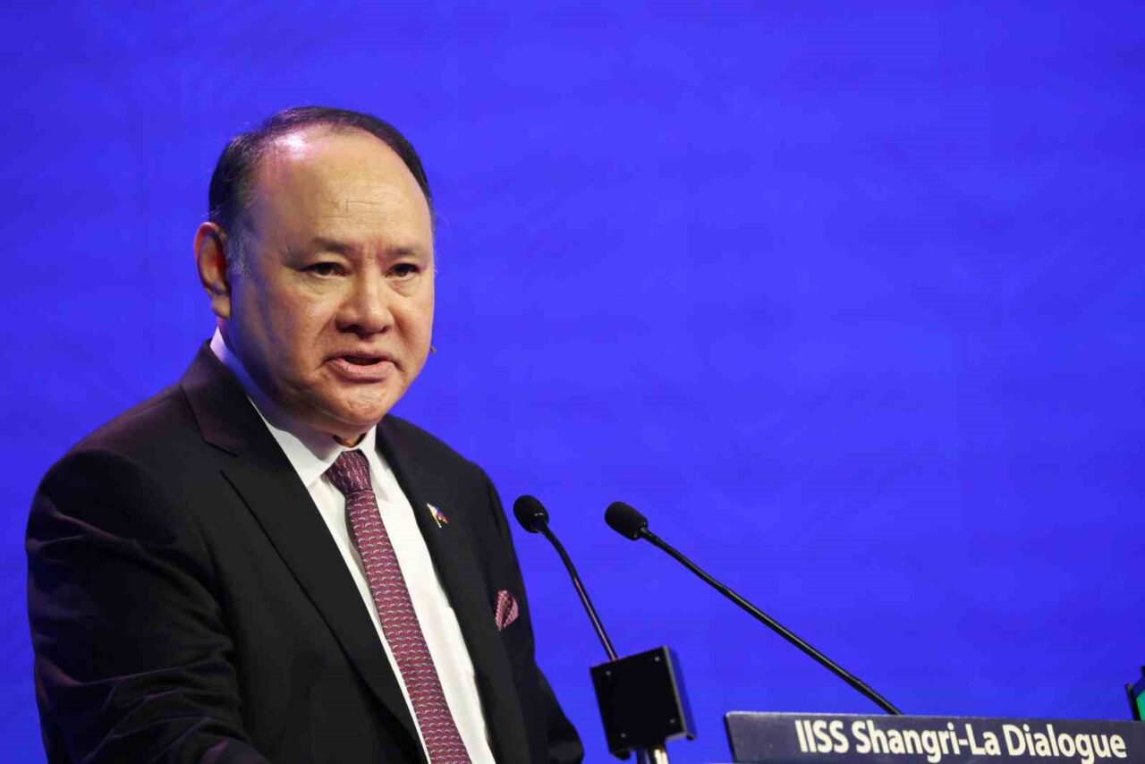 Çin, Filipinler Savunma Bakanı Teodoro ve ailesinin ülkeye girişini yasakladı