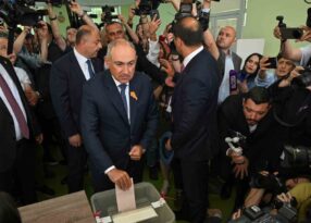 Ermenistan’da halk genel seçimler için sandık başında