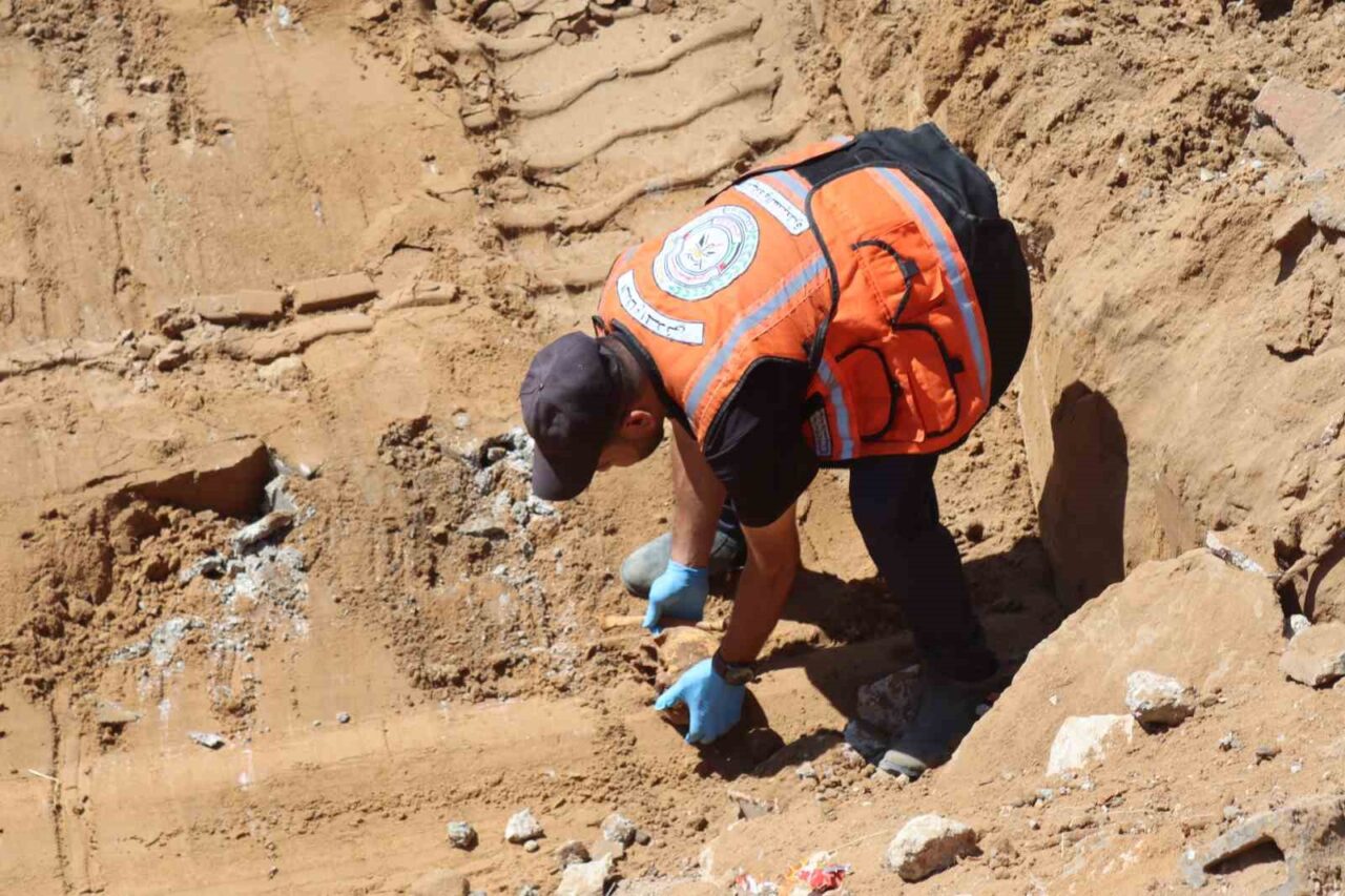 Gazze’deki mezarlıkta onlarca insan kalıntısı çıkarıldı