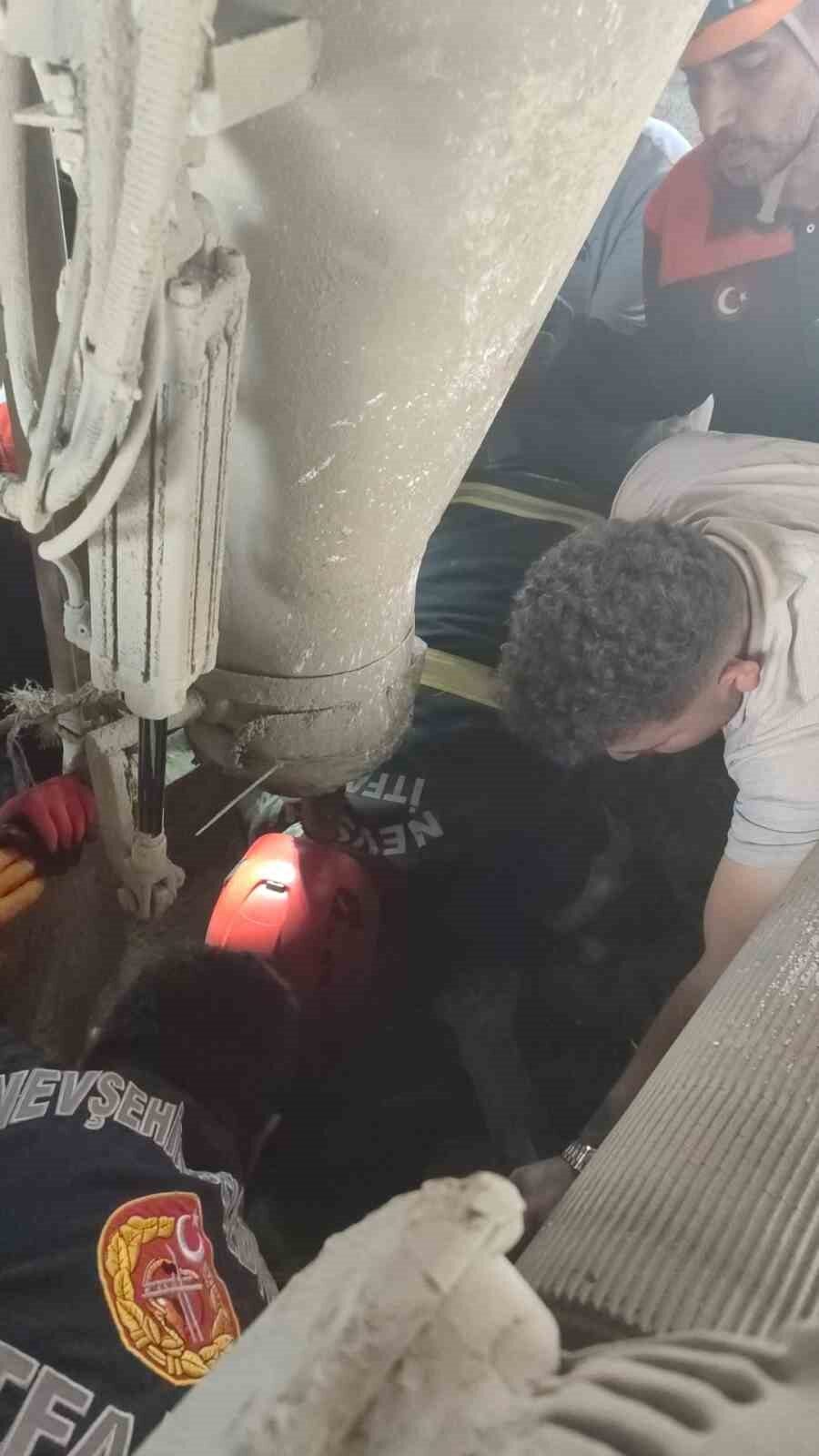 Harç karma makinasına düşen işçi ağır yaralandı