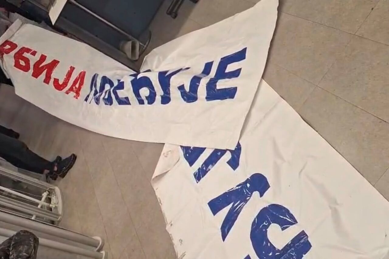 Karadağ, AB Zirvesi öncesi charter uçuşla ülkeye gelen 87 Sırbistan vatandaşını Sırbistan’a geri gönderdi