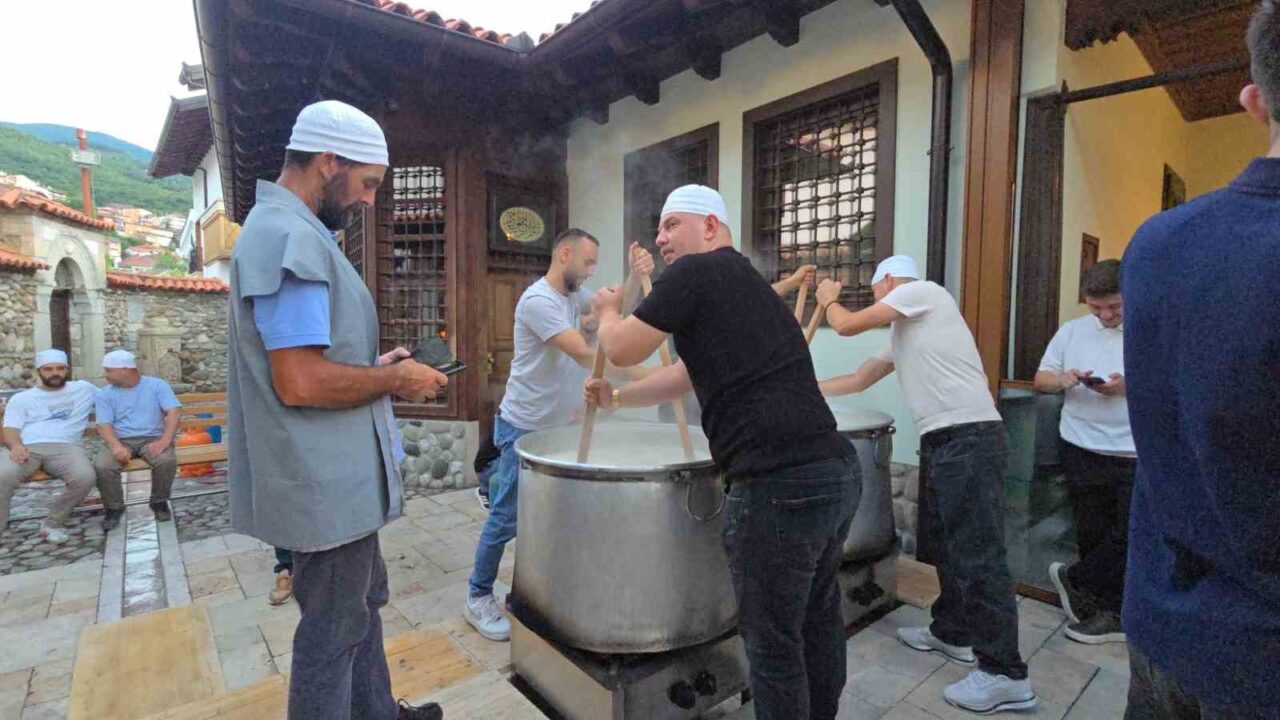 Kosova’da Osmanlı mirası tekkede aşure kazanları kaynatıldı