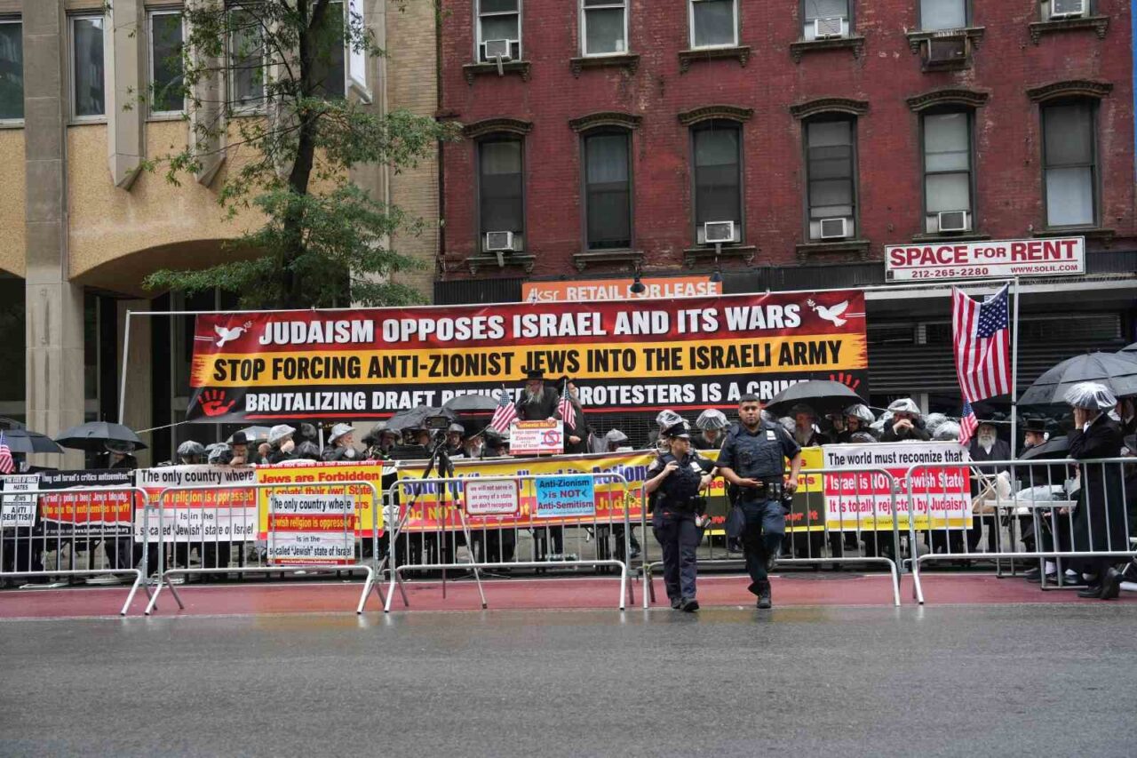 Ortodoks Yahudiler, New York’ta İsrail Devleti’ni ve zorunlu askerlik uygulamasını protesto etti
