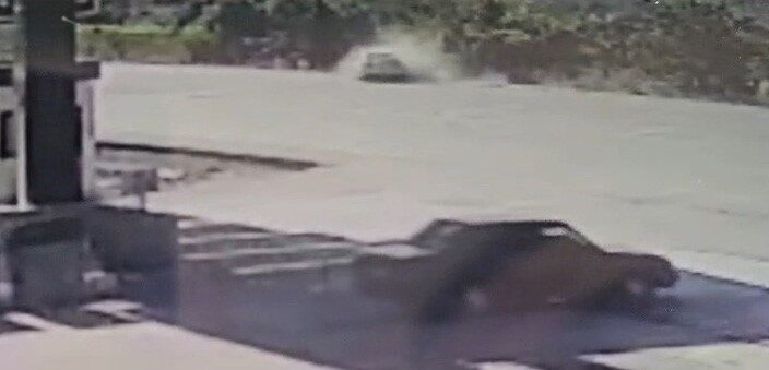 Otomobil park halindeki araca çarptı: 1 ölü, 2 yaralı