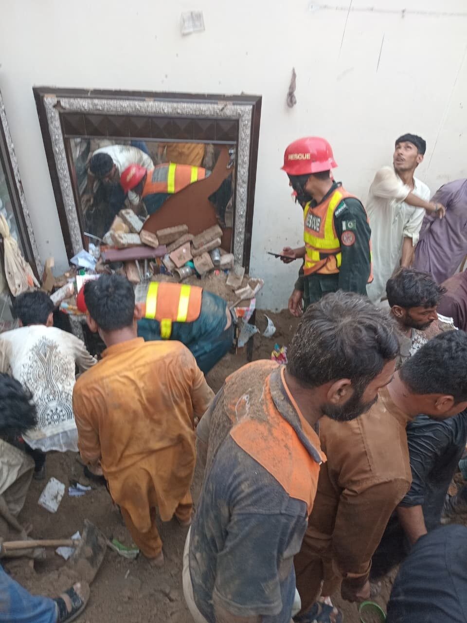Pakistan’da dershanenin çatısı çöktü: 14 ölü