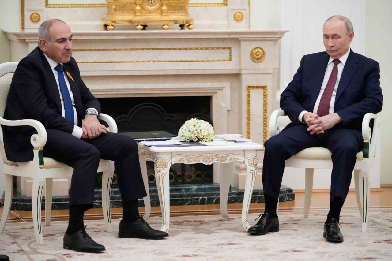 Paşinyan’dan Putin’e “Rusya Günü” tebriği