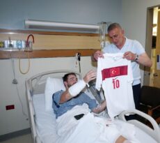 TFF Başkanı Hacıosmanoğlu, kaza geçiren polisi hastanede ziyaret etti