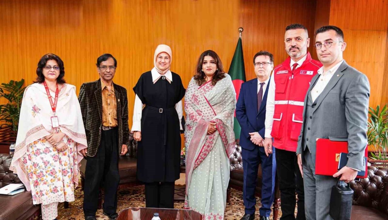 Türk Kızılay Genel Başkanı Yılmaz, Bangladeş’te Arakanlı mültecilerin kamplarını ziyaret etti