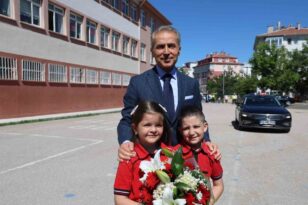 “Vali olmak istiyorum” diyen minik öğrenci karne törenine damga vurdu