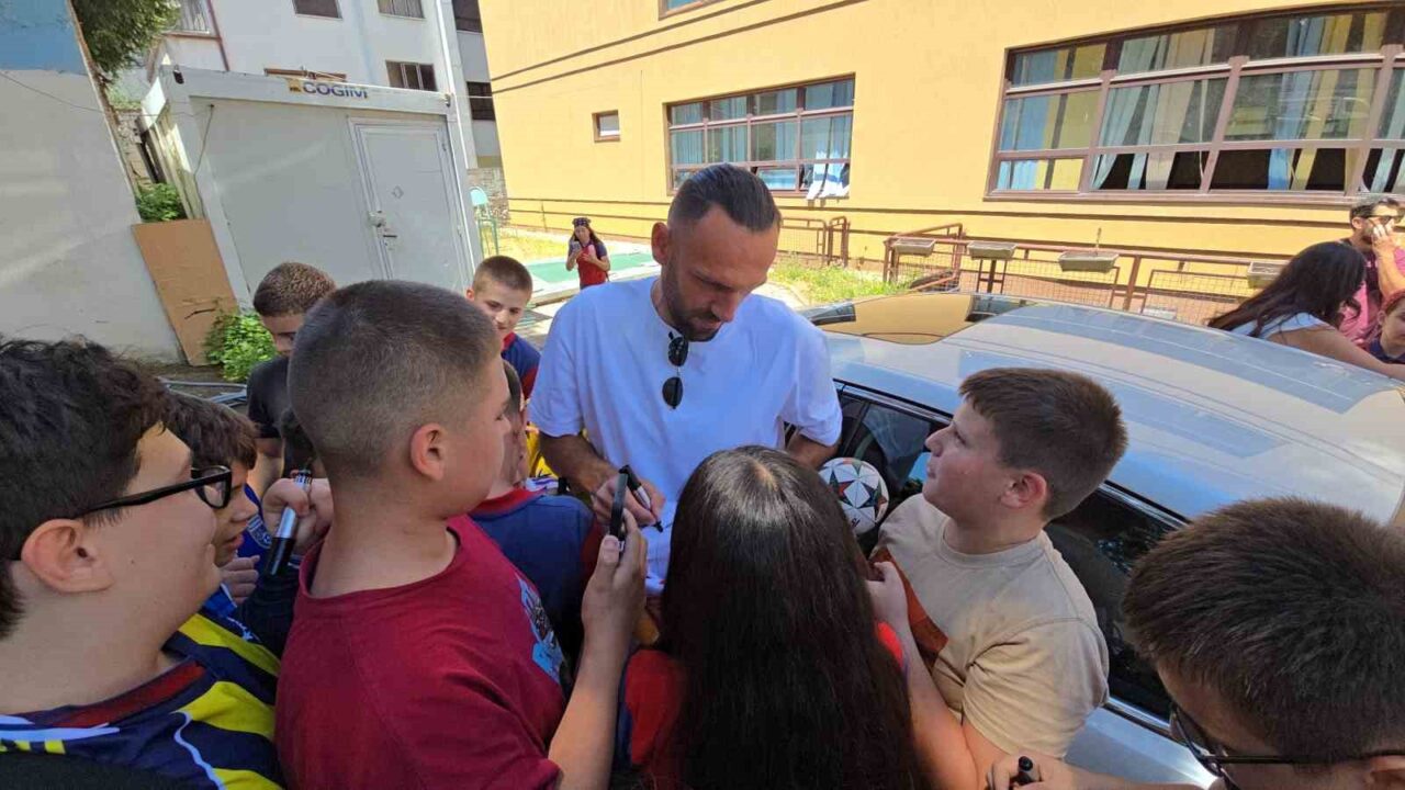 Vedat Muriqi’e Prizren’de öğrencilerden büyük ilgi