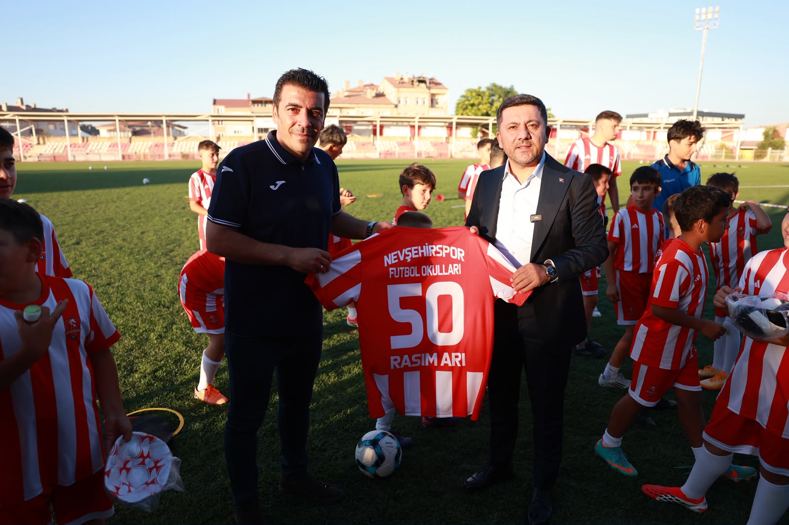 Belediye Başkanı Arı, Nevşehir Spor Futbol Okulları’nı ziyaret etti