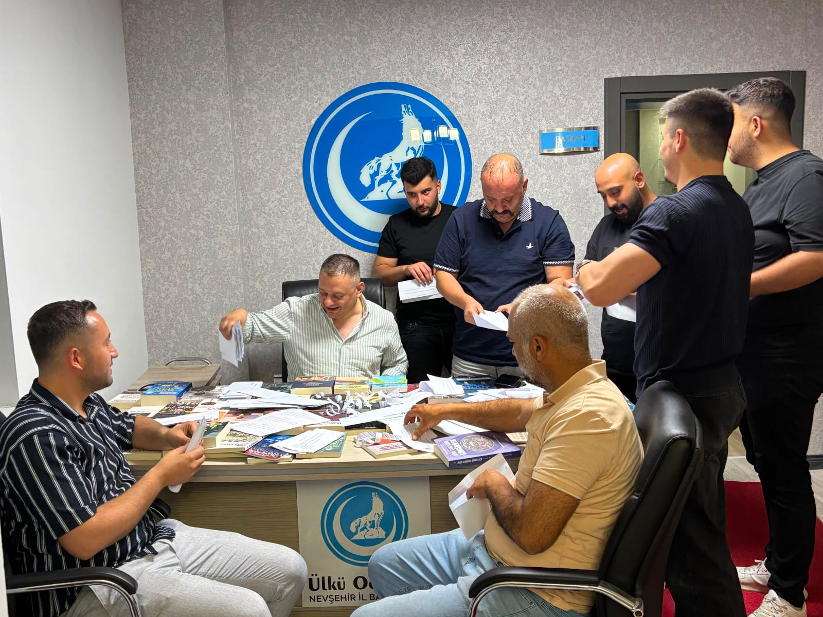 Ülkü Ocakları’ndan Esnafa Anlamlı Siftah Desteği