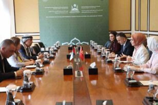 Bakan Göktaş, Filistin ve Somalili bakanlar ile İİT temsilcileriyle bir araya geldi