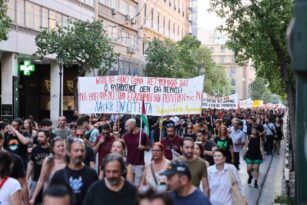 Yunanistan’da polisin açtığı ateş sonucu ölen otizmli genç için protesto düzenlendi