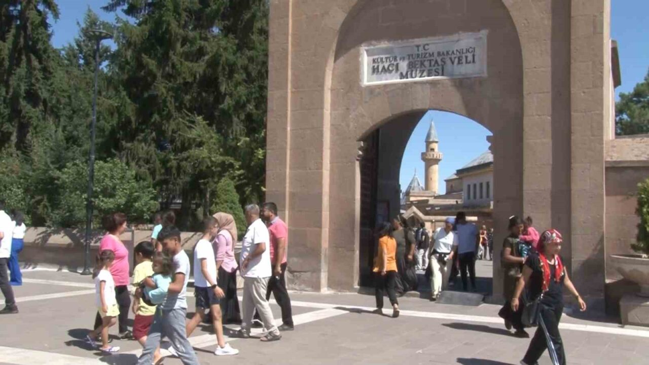Hacı Bektaş Veli Türbesi’ne ziyaretçi akını