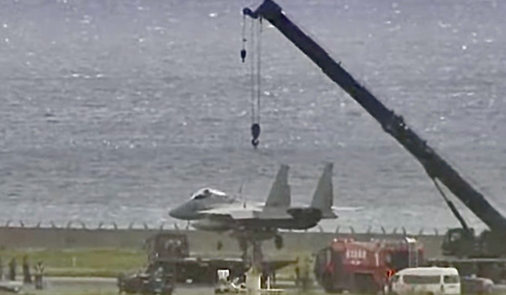 Japonya’ya ait F-15 savaş uçağı, acil iniş sonrasında sol kanadının üzerine yattı