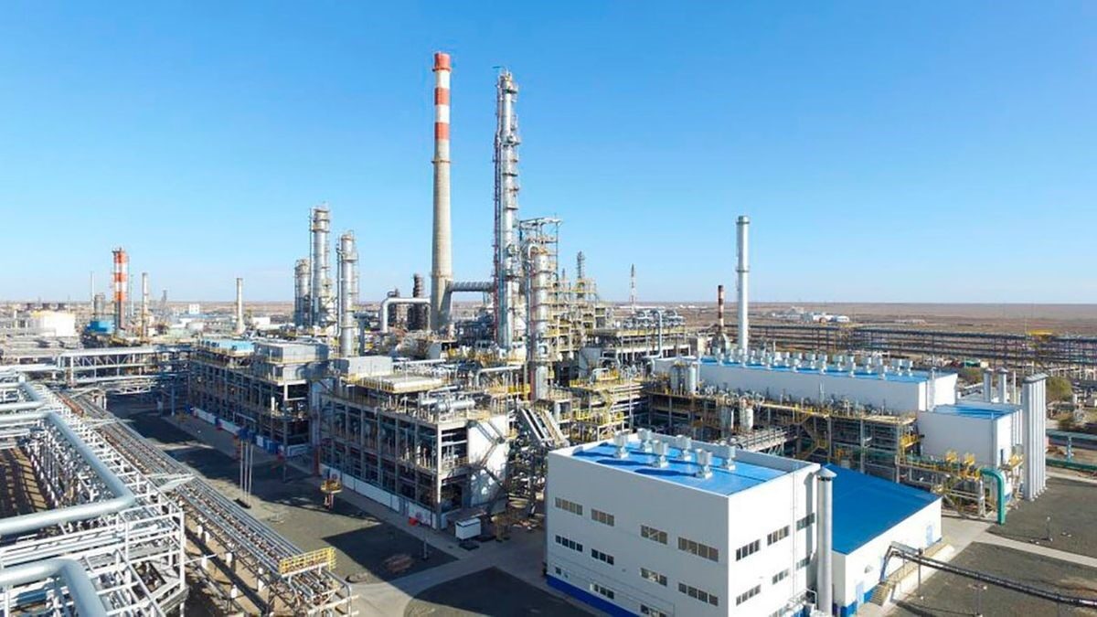 Kazakistan’da petrol rafinerisinde yangın çıktı