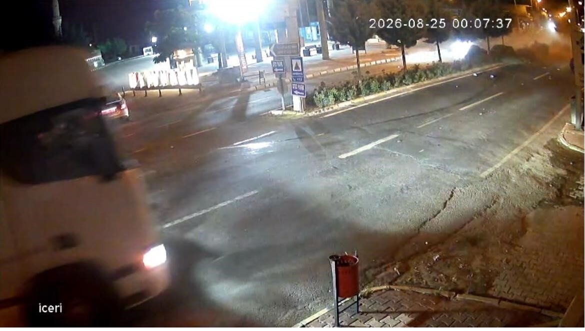 Kontrolden çıkan otomobil karşı şeride geçti, tır şoförünün dikkati faciayı önledi