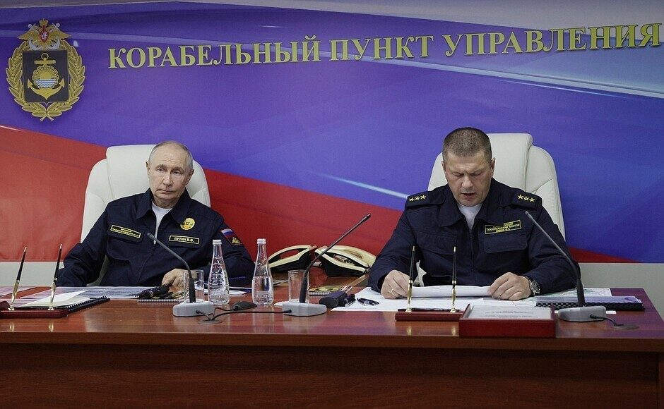 Putin, Pasifik Filosu’nun amiral gemisi Varyag kruvazörünü gezdi