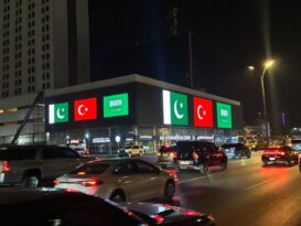 Suudi Arabistan’daki simge yapılar, Türkiye, Pakistan ve Suudi Arabistan bayraklarıyla ışıklandırıldı