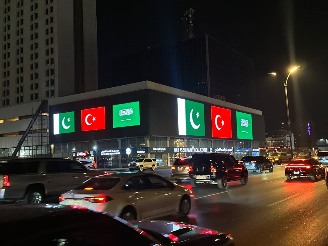 Suudi Arabistan’daki simge yapılar, Türkiye, Pakistan ve Suudi Arabistan bayraklarıyla ışıklandırıldı