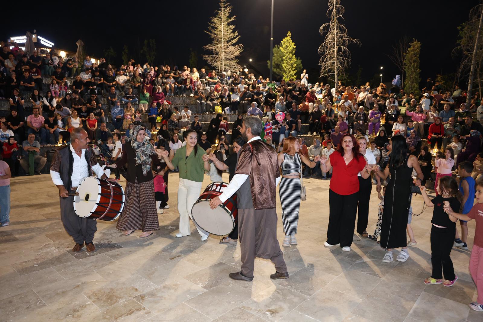YAZ AKŞAMI BULUŞMALARINA URFA ATEŞİ SIRA GECESİ DAMGA VURDU