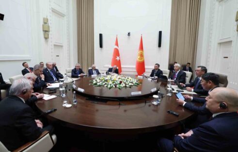 Cumhurbaşkanı Erdoğan, Kırgız mevkidaşı Caparov ile görüştü