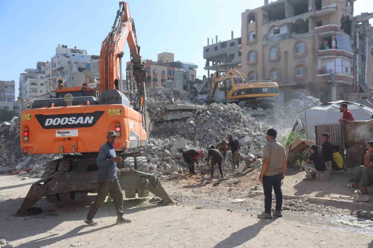 Gazze’de çöken 7 katlı binada arama-kurtarma çalışmaları ikinci gününde