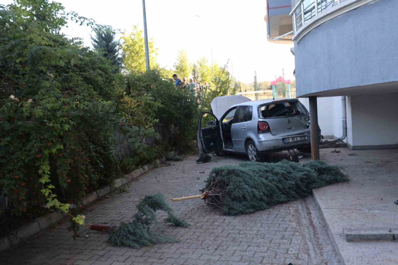 Kontrolden çıkan otomobil apartmanın bahçesine düştü: 1 yaralı