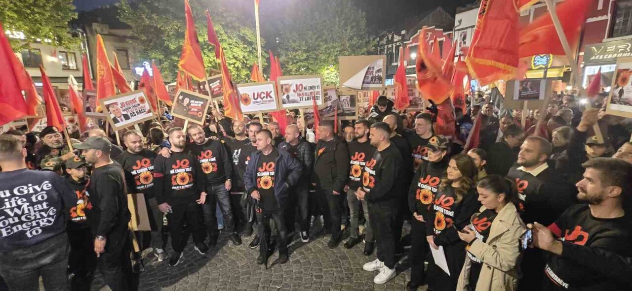 Kosova’da Özel Mahkeme’nin eski Cumhurbaşkanı Thaçi’ye hapis cezası kararı protesto edildi